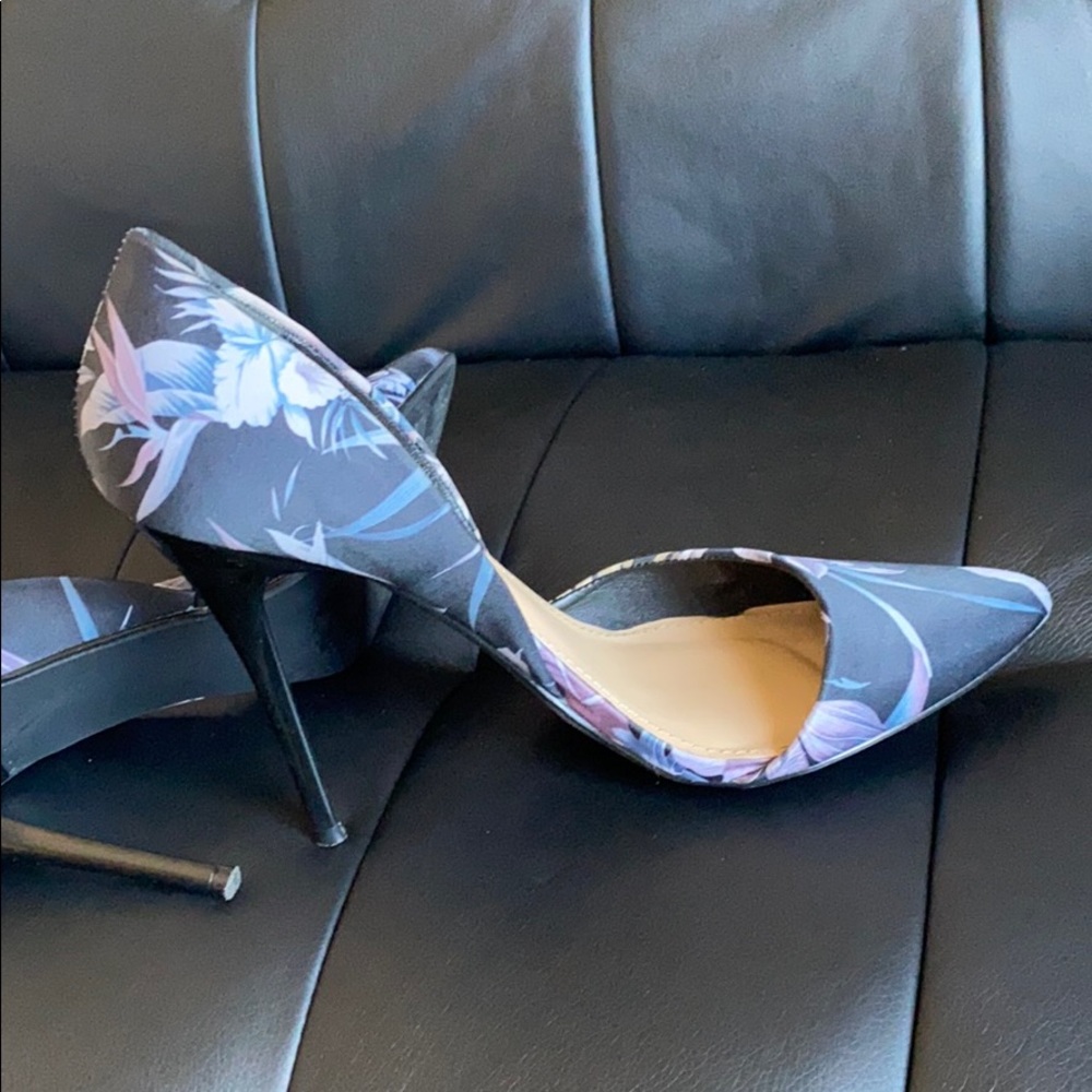 JustFab Floral Black Pump - Picture 6 of 7